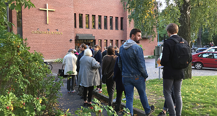 Folk köar för att rösta