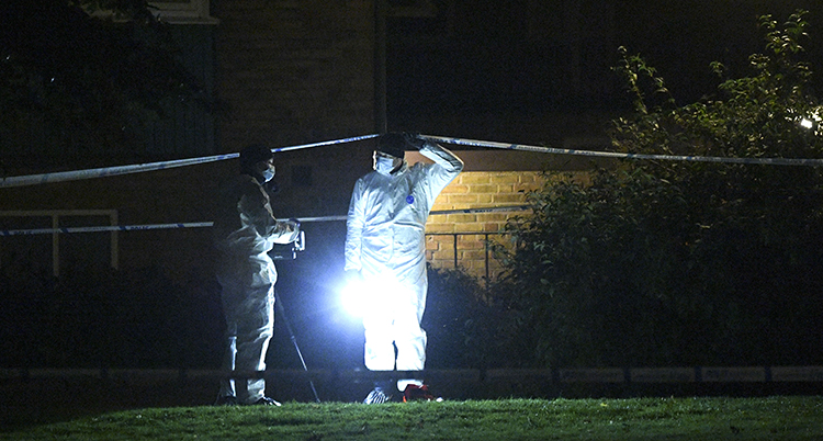 Två poliser står vid brottsplatsen i Trelleborg.