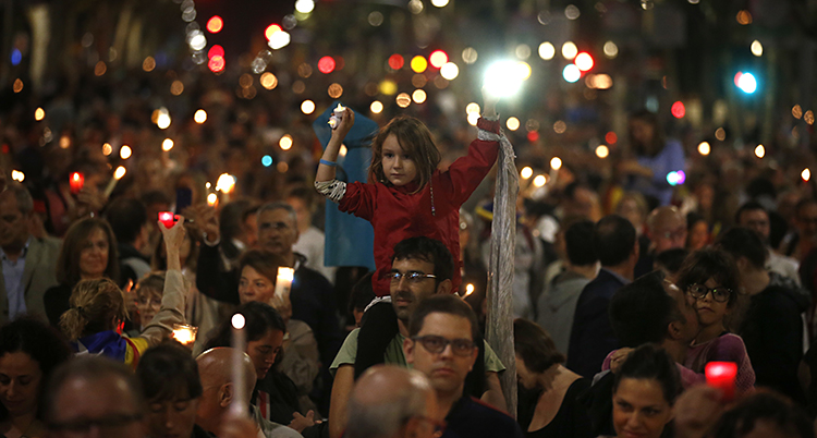 Folk protesterar i Barcelona