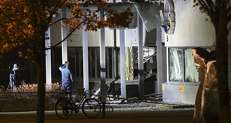 En bomb sprängdes vid polishuset