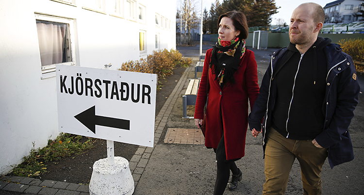 Folk går för att rösta i valet