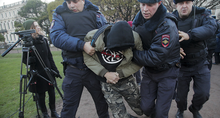 Poliserna griper en demonstrant