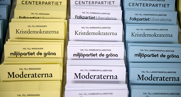 Gula, vita och blå valsedlar.