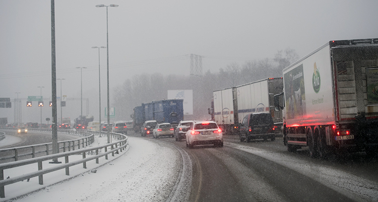 Det är snö och halt på många vägar