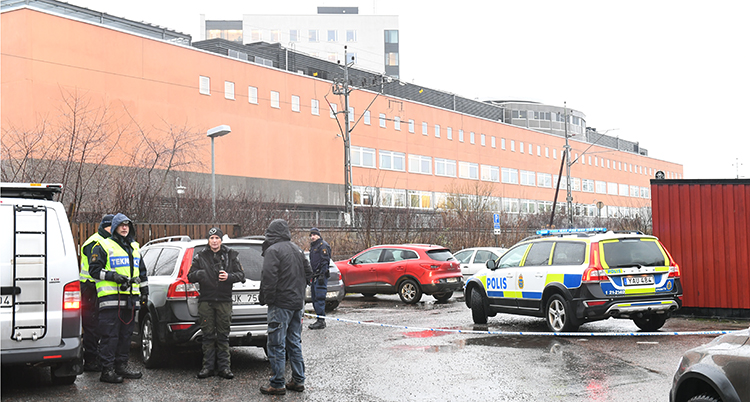Poliser där handgranaten sprängdes