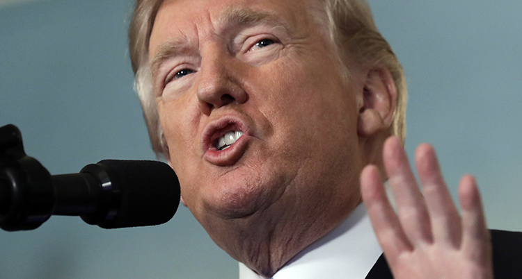 Donald Trump håller tal.