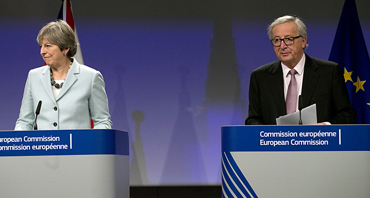 May och Juncker står i varsin talarstol och ser nöjda ut