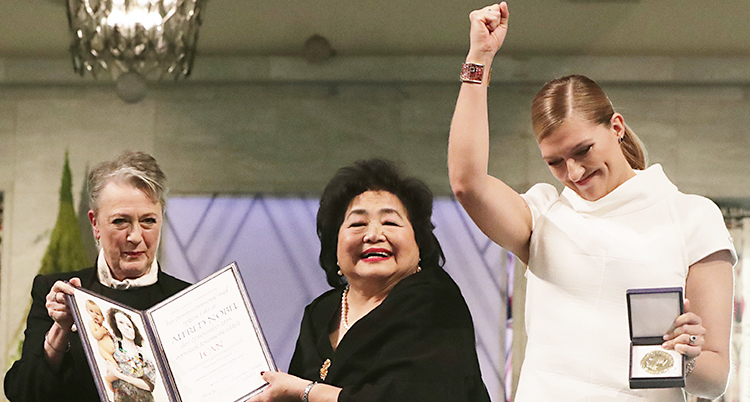 Setsuko Thurlow och Beatrice Fihn ser glada ut när de tar emot en medalj och ett diplom från Nobels fredsprisutdelare.