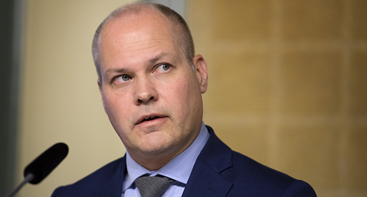En ansiktsbild på Morgan Johansson. Han har blå kavaj och ljusare blå skjorta och en grå slips.