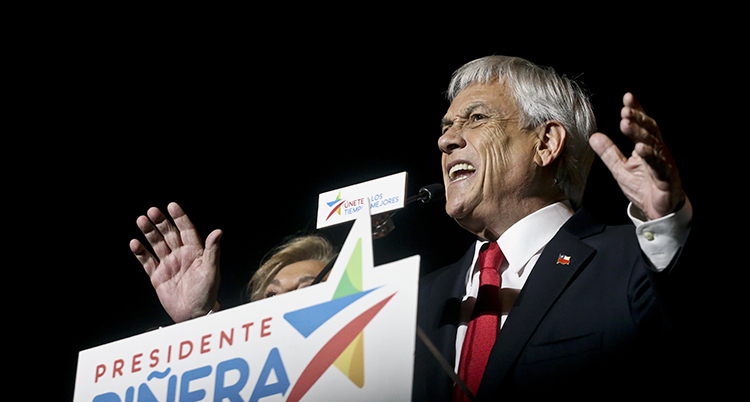 Sebastián Piñera står och talar till en folkmassa.