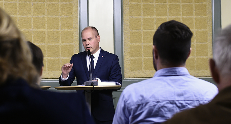 Morgan Johansson står och talar i en mikrofon.