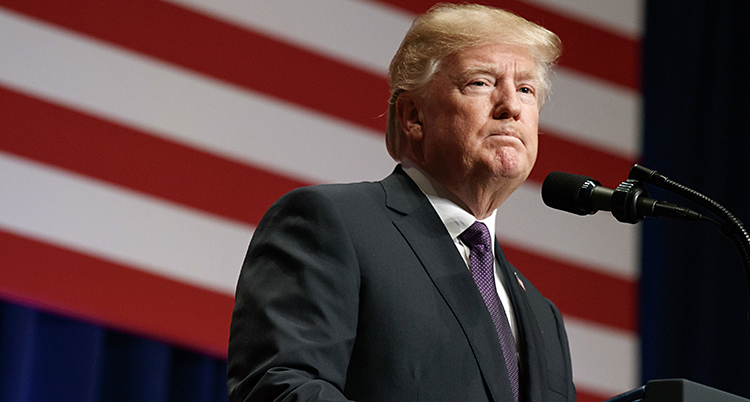 Donald Trump framför en amerikansk flagga