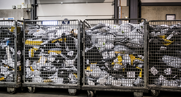 En bild på två stora nätkorgar i metall. De är fyllda av paket.
