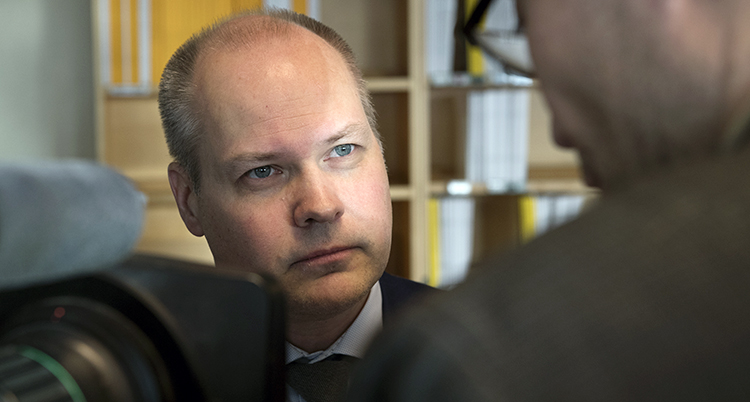 Morgan Johansson ser alvarlig ut.