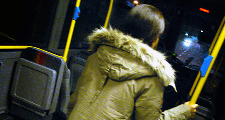kvinna i buss