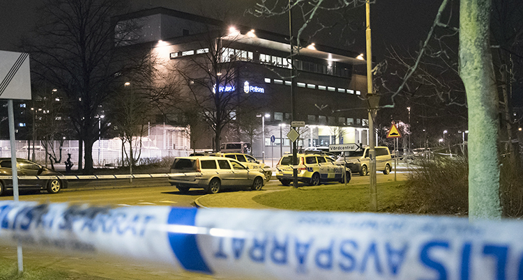 Polisens plastband visar att platsen är avspärrad.