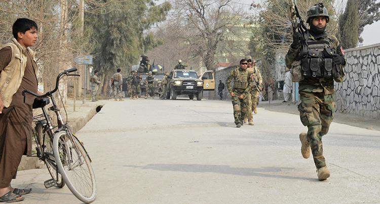Soldater vaktar i en stad i Afghanistan