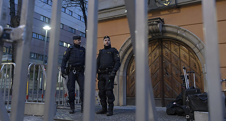 Vakter vid domstolen i Stockholm