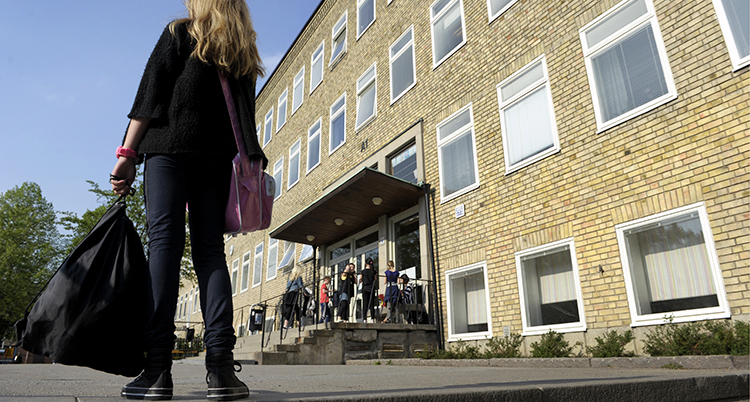 En flicka på väg till skolan