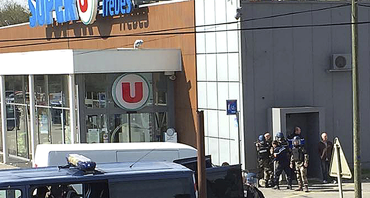 Poliser vid köpcentret där terroristen slog till