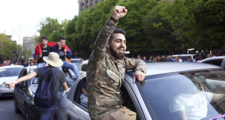 Folk firar att Armeniens premiärminister slutar