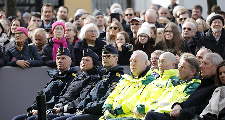 Poliser och räddningsarbetare vid minneskonserten