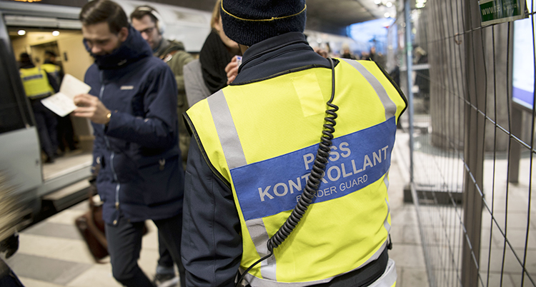 Poliser och kontrollanter vid gränsen