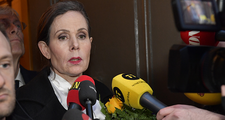 Sara Danius pratar med journalister.