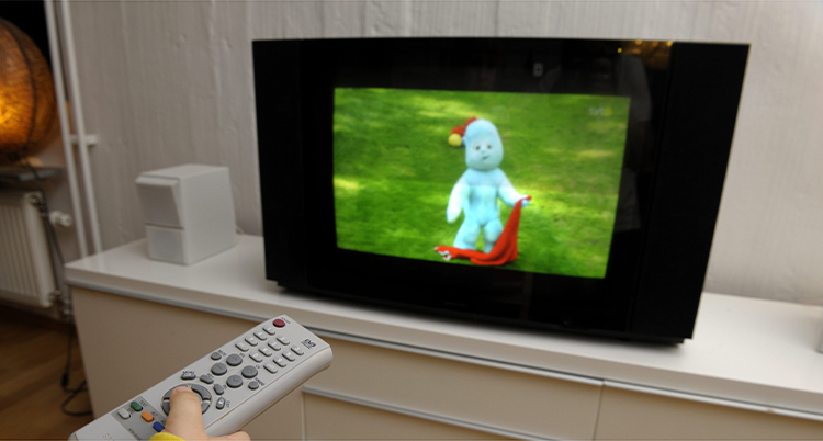 Ett barn tittar på tv