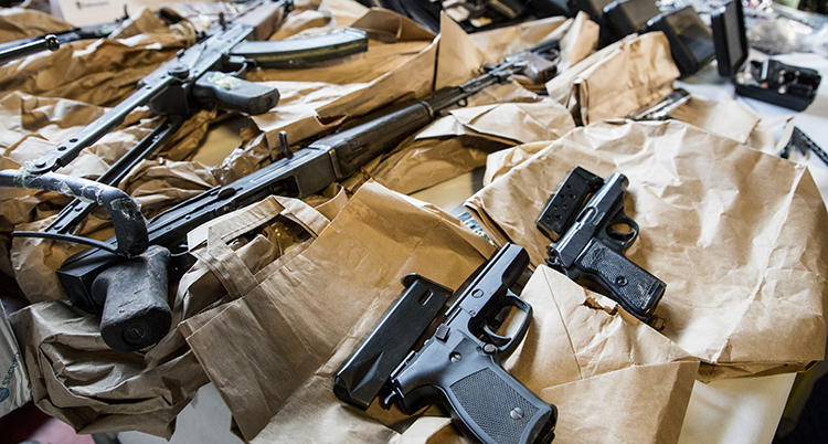 Olagliga vapen som tullen stoppat