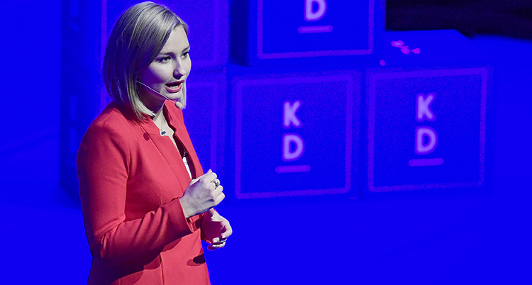 Ebba Busch Thor håller tal.