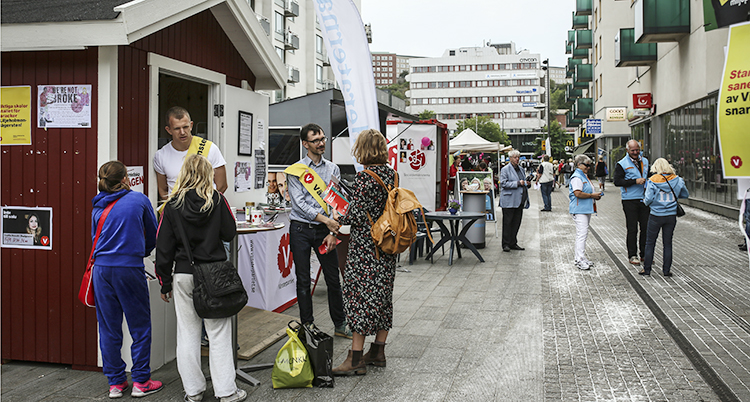 Valstugor på Liljeholmstorget i Stockholm före valet 2014.