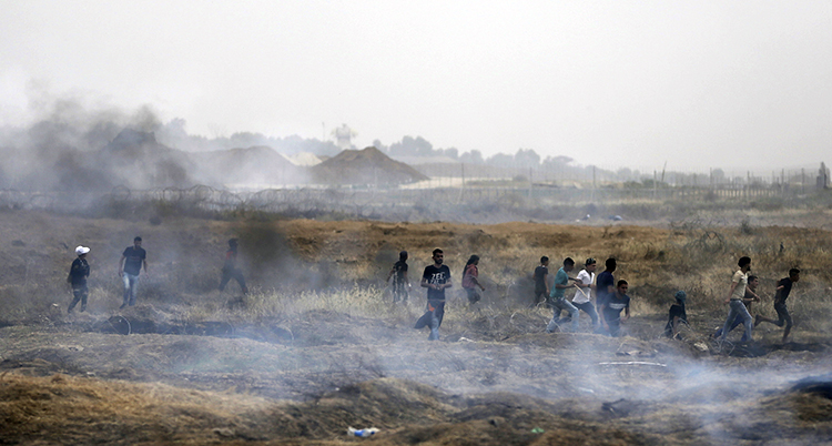 Palestinier flyr för att ta skyd