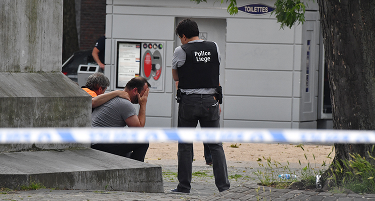 En polis på platsen där folk dödades