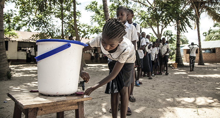 Skolflickor i Kongo-Kinshasa tvättar sina händer