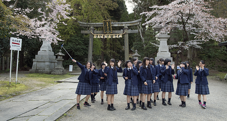 Japanska flickor i skoluniform.