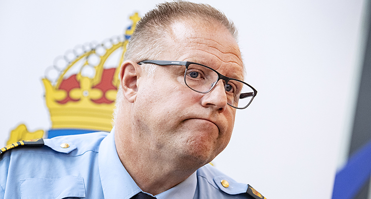 Polisen Stefan Sintéus på en presskonferens.