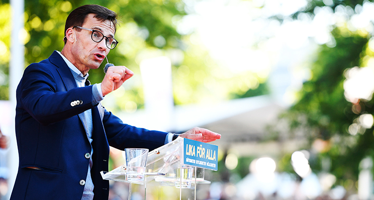 Ulf Kristersson i en talarstol