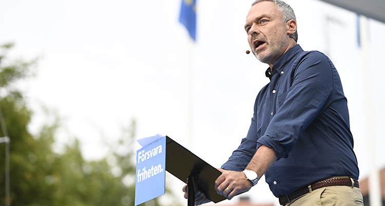 Jan Björklund lutar sig över talarstolen i Almedalen.