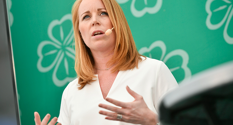 Annie Lööf håller tal.