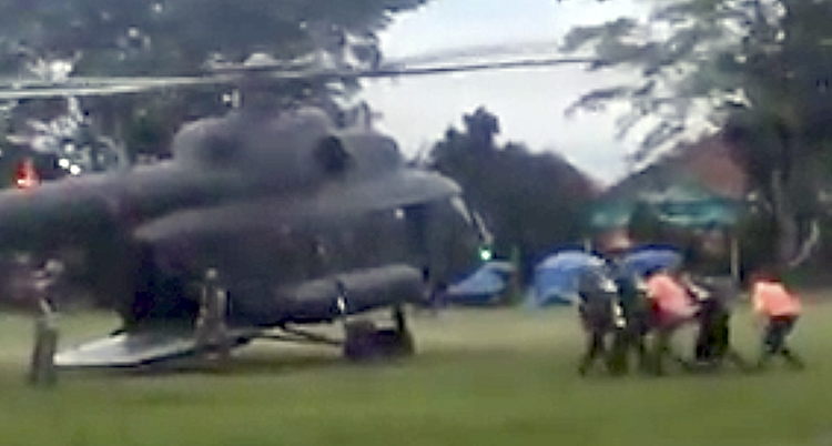 Helikoptern ska köra pojkarna till ett sjukhus