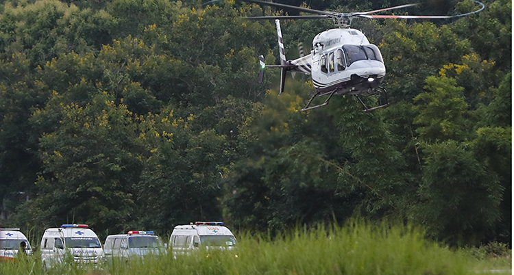 En helikopter