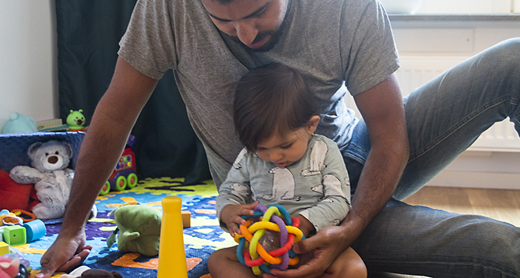 En pappa leker med sin dotter