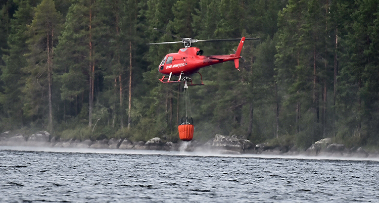 En helikopter fyller på vatten