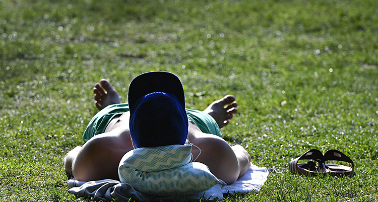 En man solar i en park