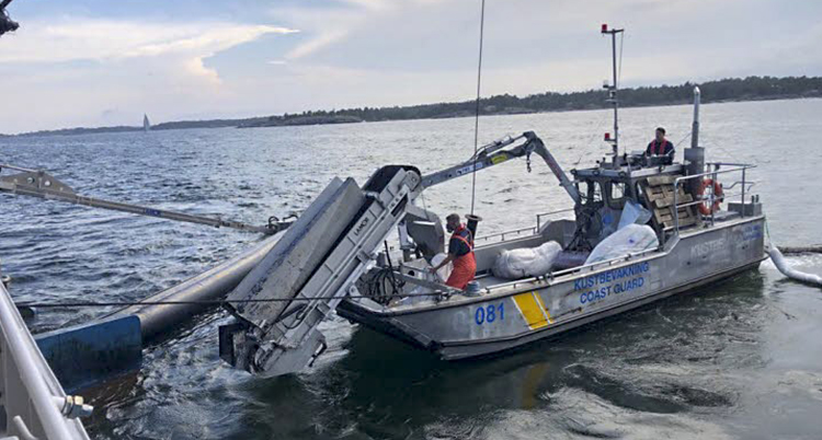 De rensar havet från olja