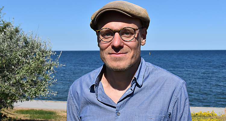 Daniel Lindvall står utomhus i Visby.