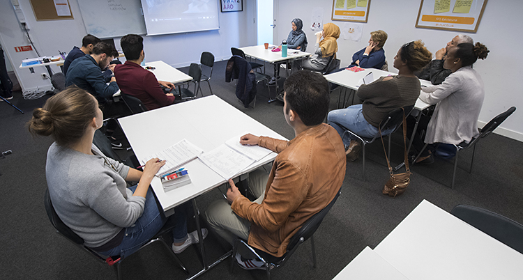 Elever som går i SFI-undervisning. SFI betyder svenska för invandrare.