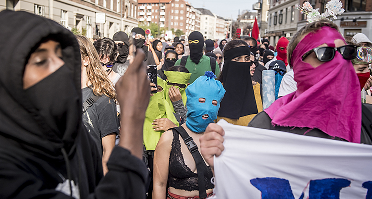 Folk protesterar