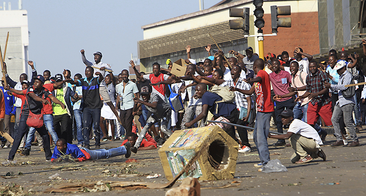 Folk protesterar i Zimbabwe